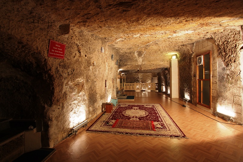 Mevlid-i Halil (Dergah) Camii ve Mağarası (Hz. İbrahim’in Doğduğu Makam)